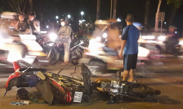 TP.HCM: Hai xe máy đâm nhau ngay công viên Gia Định